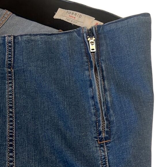 Torrid Blue Medium Wash Princess Seams Denim Mini Skirt Size 16 - Picture 4 of 9
